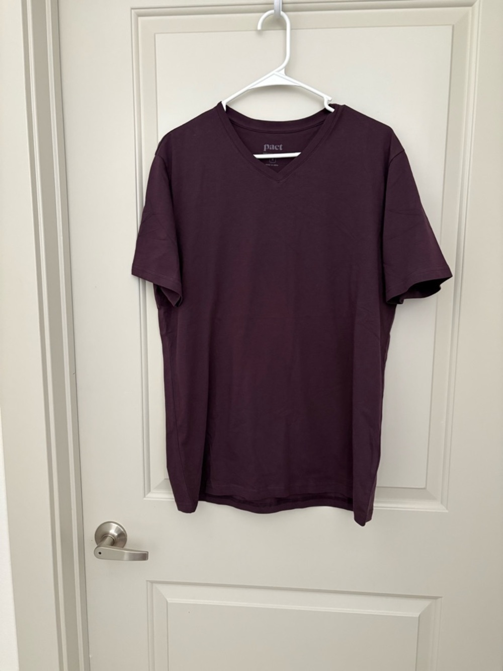 Pact Men's V-Neck T-Shirt in Deep Plum Organic Cotton NWOT Size M